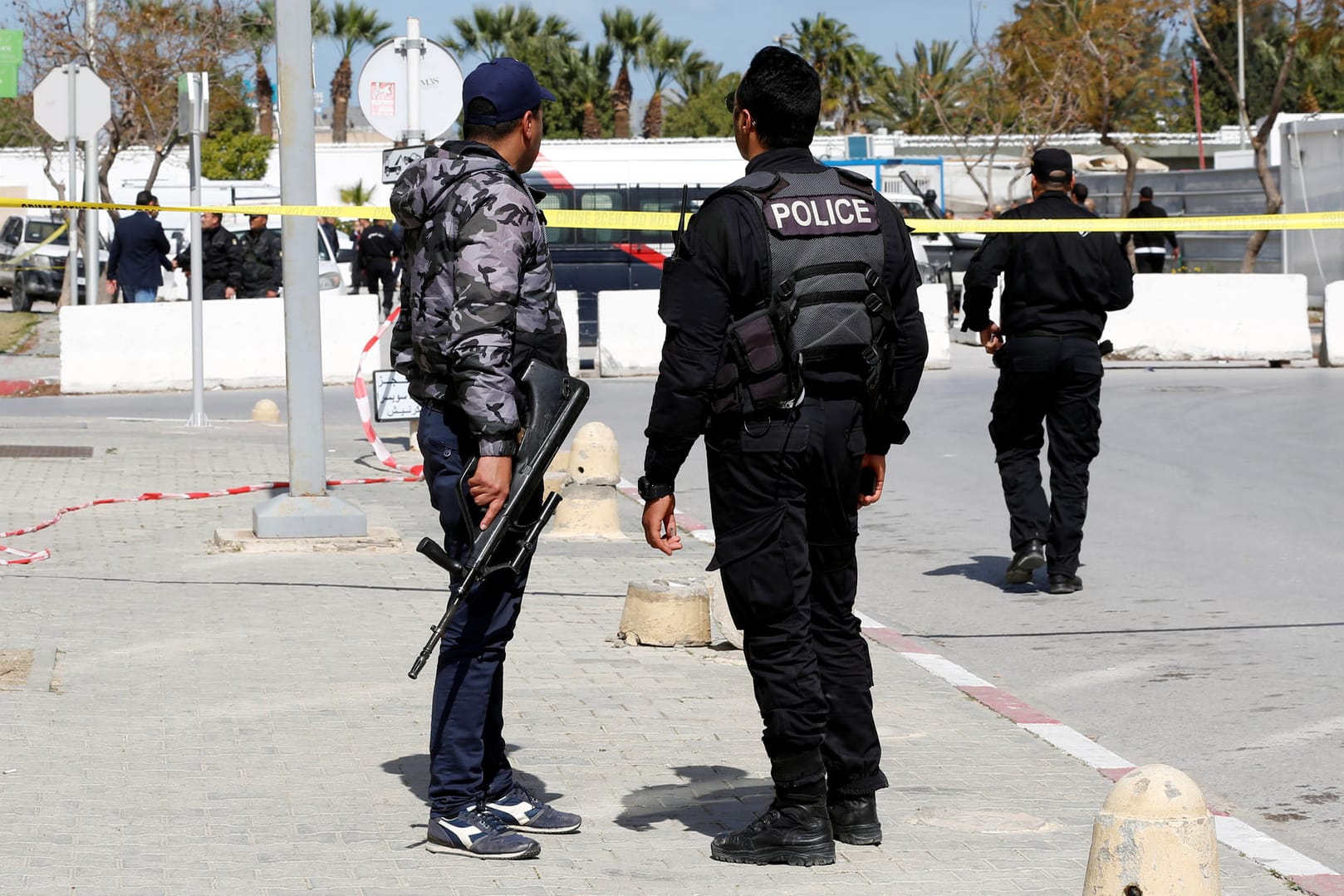 Explosion in Tunis: Ein Selbtmordattentäter hat eine Polizeiwache auf dem Gelände der US-Botschaft angegriffen.