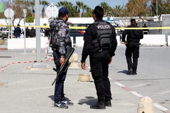 Explosion in Tunis: Ein Selbtmordattentäter hat eine Polizeiwache auf dem Gelände der US-Botschaft angegriffen.