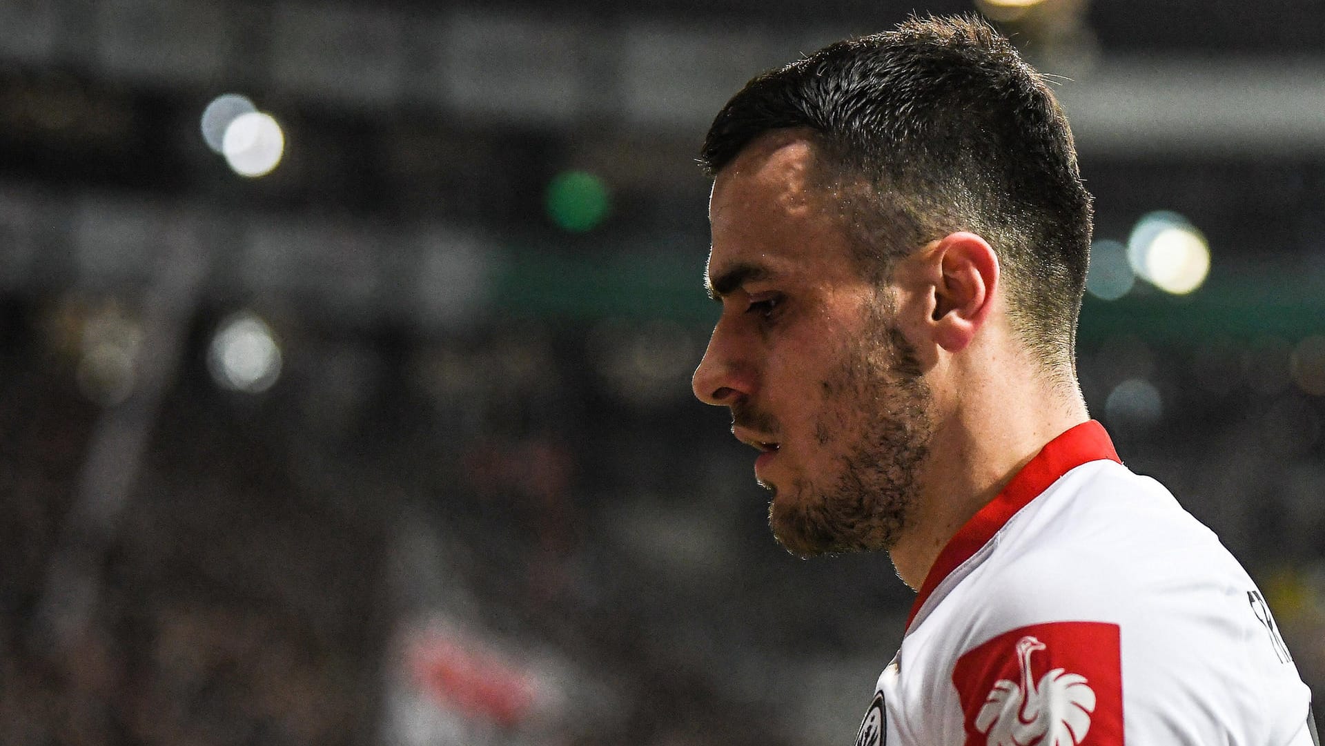 Filip Kostic nach seiner Roten Karte beim DFB-Viertelfinale: Der Frankfurter hatte Werders Abwehrspieler Toprak gefoult.