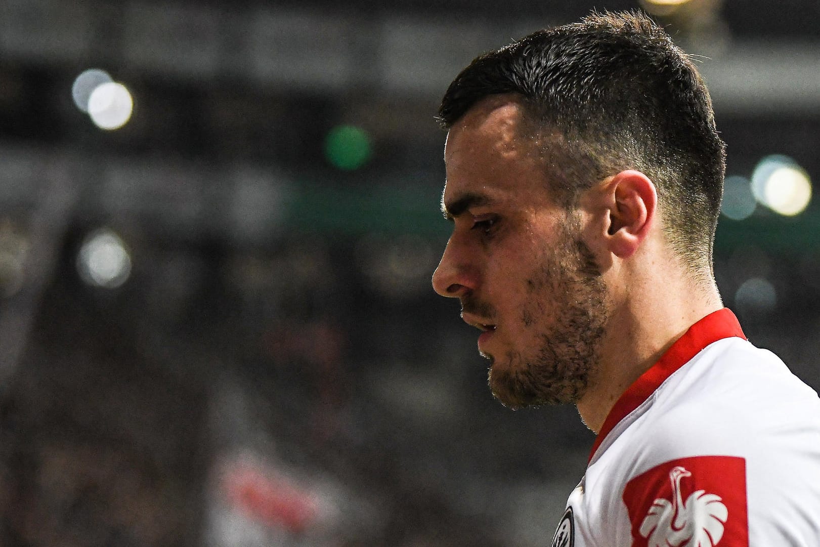 Filip Kostic nach seiner Roten Karte beim DFB-Viertelfinale: Der Frankfurter hatte Werders Abwehrspieler Toprak gefoult.