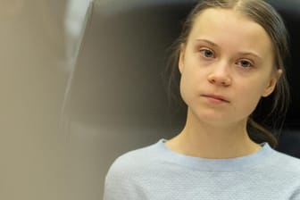 Greta Thunberg: Während die Klimaaktivistin in der EU-Kommission in Brüssel zu Gast ist, wird sie aus der Ferne von Moderator Jürgen Domian kritisiert.