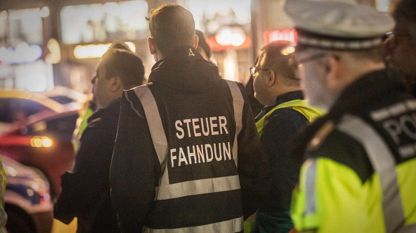 Großkontrolle von Polizei und Steuerfahndung in Stuttgart (Symbolbild): Ausbeuterische Arbeitsverhältnisse waren Thema einer Fachtagung in Duisburg.