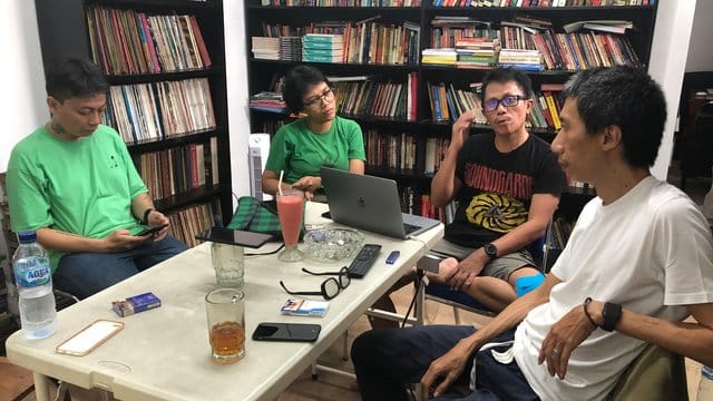 Reza Afisina (l-r), Ajang Nurul Aini, Mirwan Andan und Iswanto Hartono vom indonesischen Künstlerkollektiv ruangrupa in Jakarta. Reza Afisina (l-r), Ajang Nurul Aini, Mirwan Andan und Iswanto Hartono vom indonesischen Künstlerkollektiv ruangrupa in Jakarta.