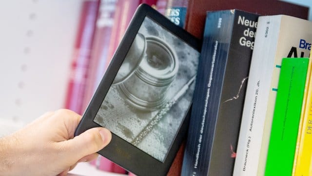 Sind gedruckte oder digitale Bücher besser fürs Klima? Eindeutig lässt sich diese Frage nicht beantworten. Sind gedruckte oder digitale Bücher besser fürs Klima? Eindeutig lässt sich diese Frage nicht beantworten.