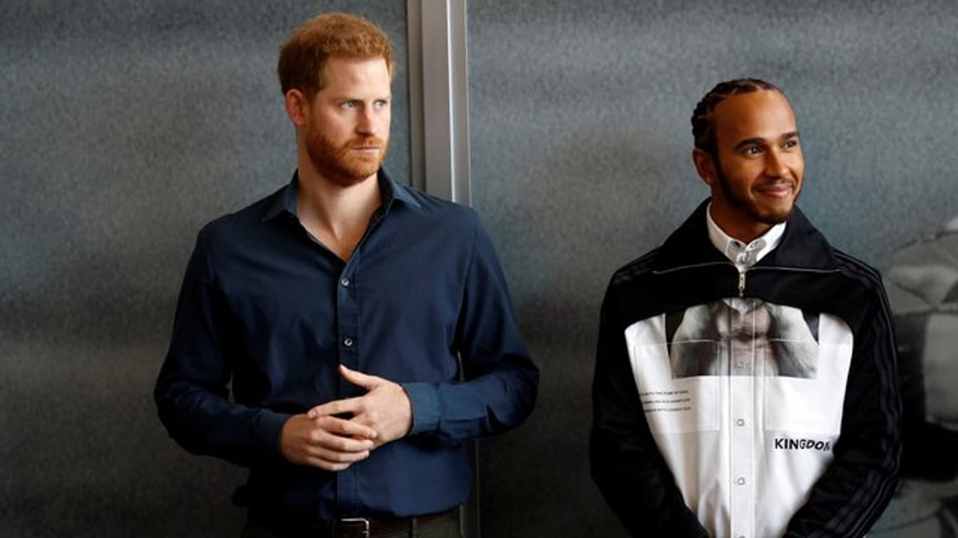 Prinz Harry (l) und Lewis Hamilton bei der Eröffnung des Automobilsport-Museums "The Silverstone Experience".