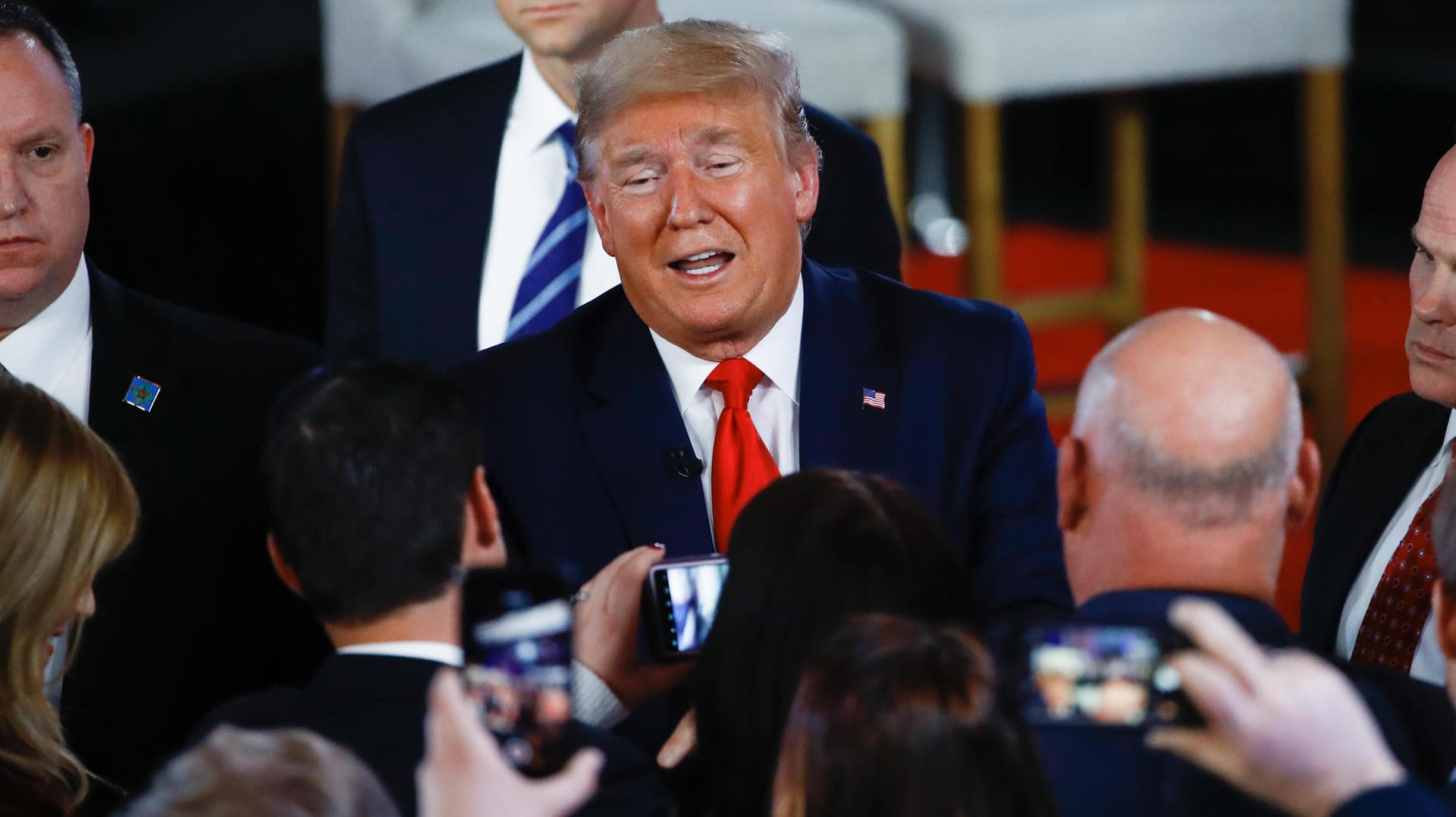 Donald Trump trifft Fans bei einer Veranstaltung des Senders Fox News: Facebook hat mehr als 1.000 irreführende Anzeigen der Trump-Kampagne gelöscht. Donald Trump trifft Fans bei einer Veranstaltung des Senders Fox News: Facebook hat mehr als 1.000 irreführende Anzeigen der Trump-Kampagne gelöscht.
