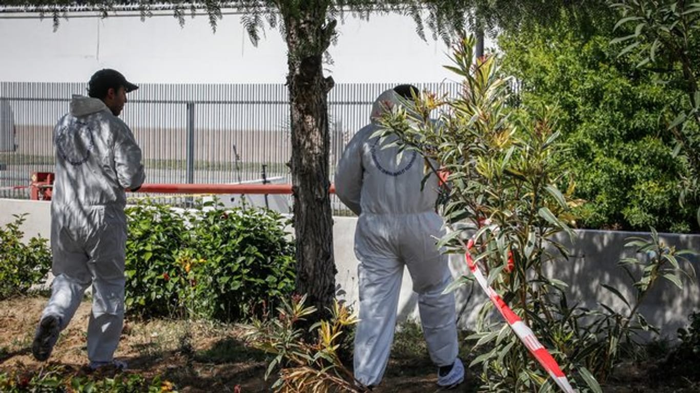 Mitarbeiter einer tunesischen Forensikeinheit untersuchen einen abgesperrten Bereich um die US-Botschaft, an der ein Selbstmordattentäter eine Bombe gezündet haben soll.