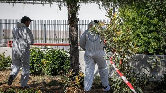 Mitarbeiter einer tunesischen Forensikeinheit untersuchen einen abgesperrten Bereich um die US-Botschaft, an der ein Selbstmordattentäter eine Bombe gezündet haben soll. Mitarbeiter einer tunesischen Forensikeinheit untersuchen einen abgesperrten Bereich um die US-Botschaft, an der ein Selbstmordattentäter eine Bombe gezündet haben soll.