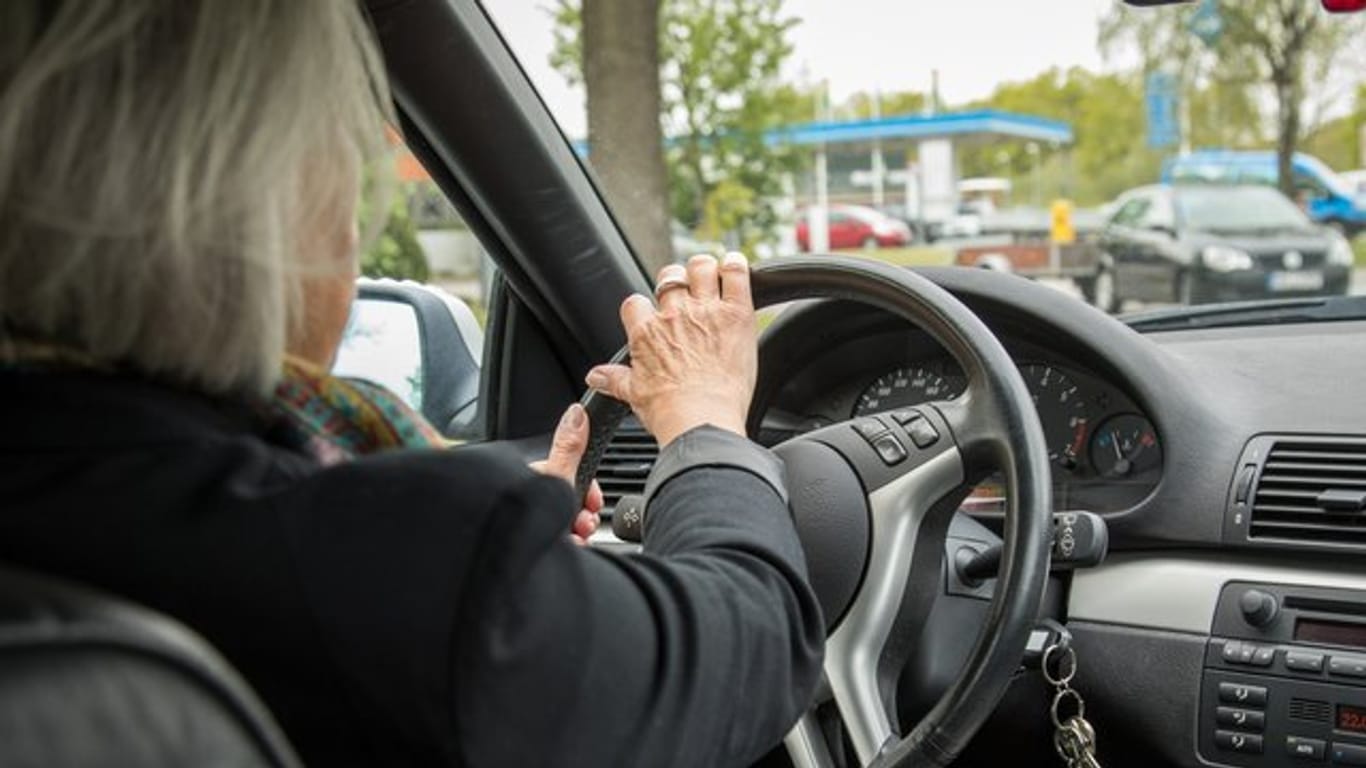 Gerade bei langsamer Fahrt und beim Einparken macht eine Servolenkung Autofahrerinnen und Autofahrern das Leben leichter.