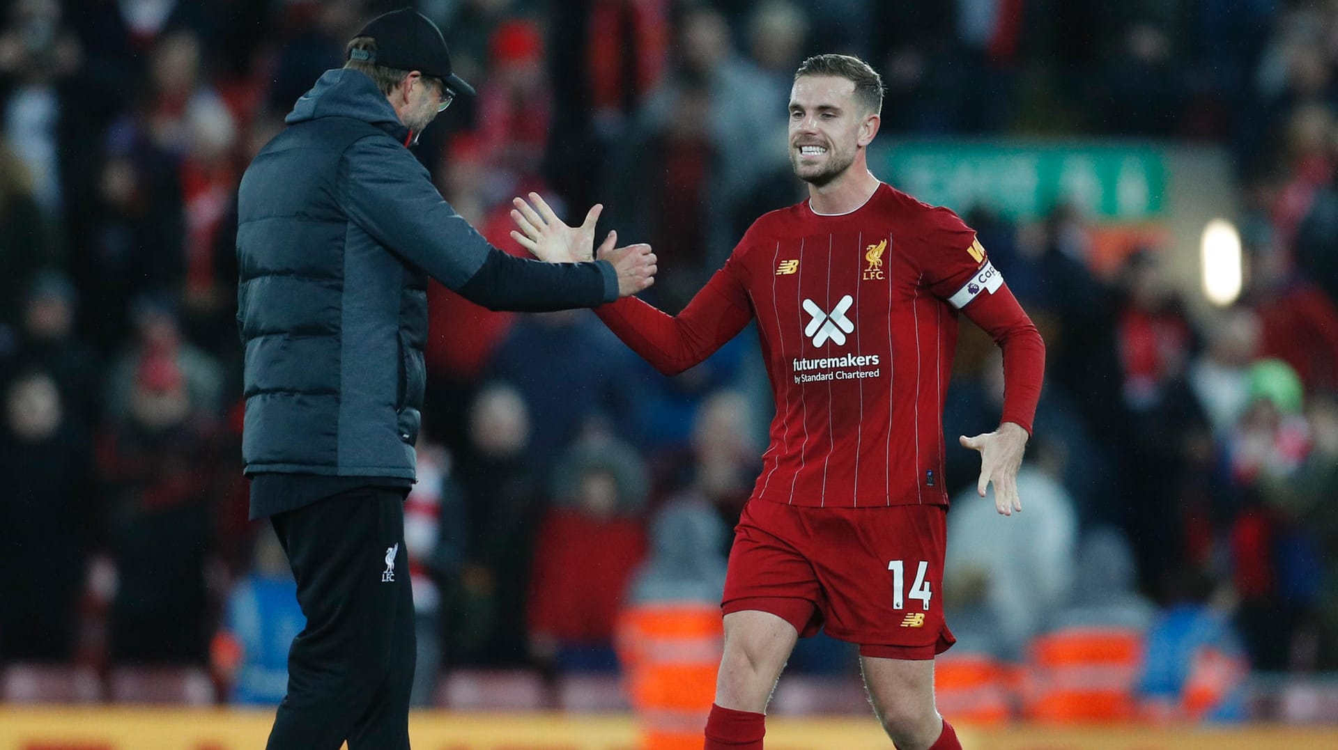 Aktuell kein Abklatschen erwünscht: Jordan Henderson und Trainer Jürgen Klopp von Spitzenreiter Liverpool. Aktuell kein Abklatschen erwünscht: Jordan Henderson und Trainer Jürgen Klopp von Spitzenreiter Liverpool.