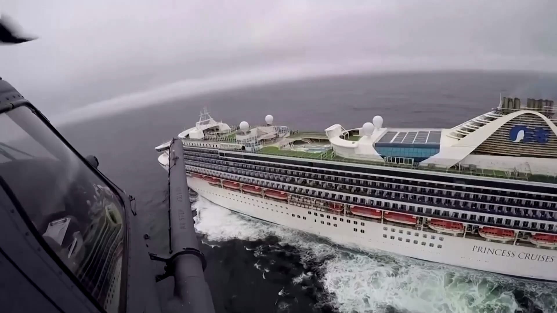 Helicopter-Anflug auf das Kreuzfahrtschiff "Grand Princess": Die Nationalgarde flog die Corona-Tests aus der Luft aus ein.