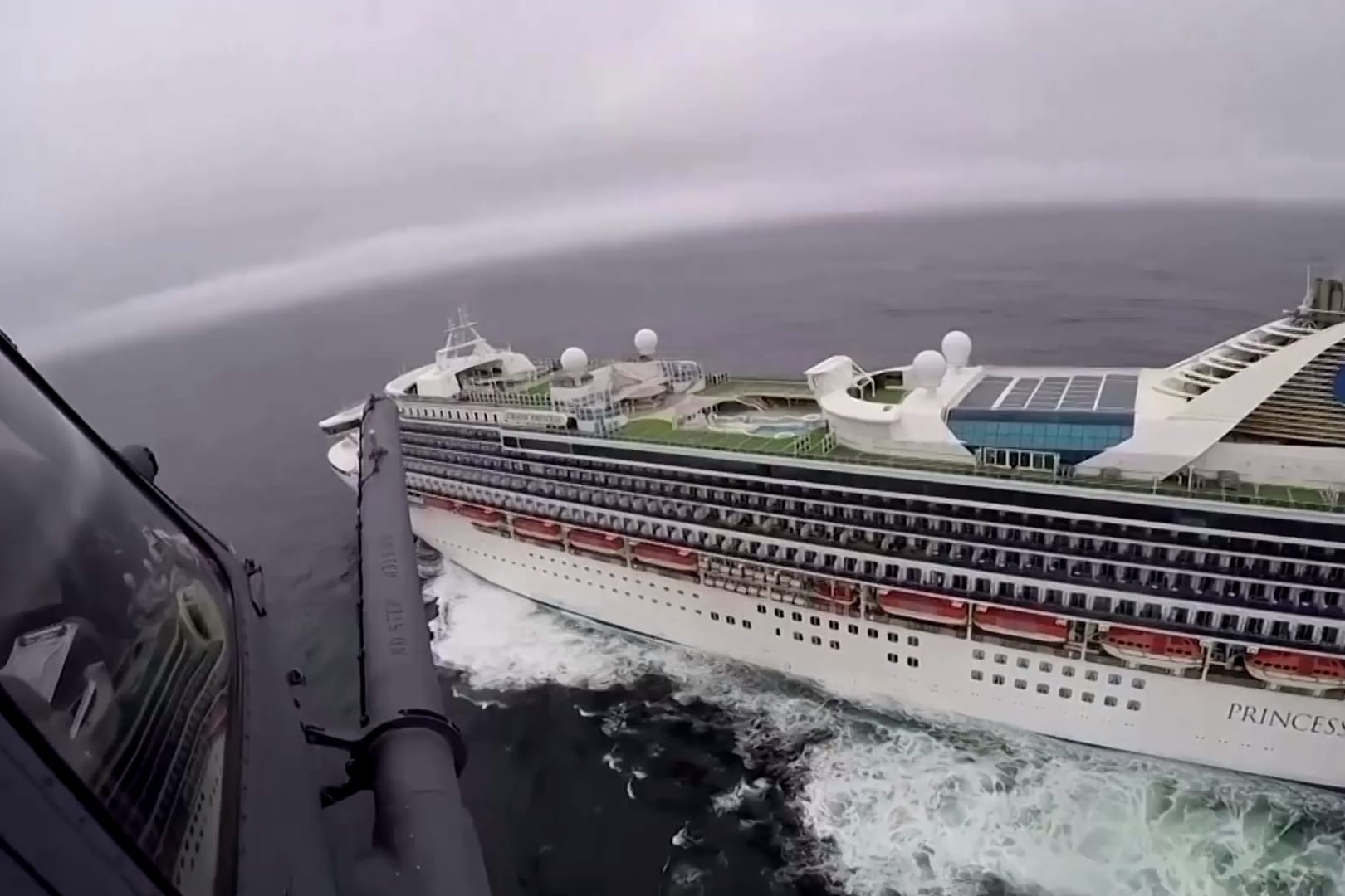 Helicopter-Anflug auf das Kreuzfahrtschiff "Grand Princess": Die Nationalgarde flog die Corona-Tests aus der Luft aus ein.