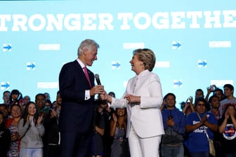 Der ehemalige US-Präsident Bill Clinton und die ehemalige Außenministerin Hillary Clinton: Das Paar ist seit 1975 verheiratet.