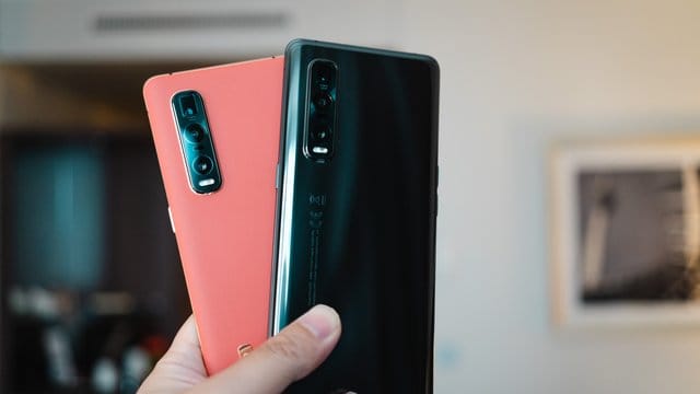 Nicht von der Stange: Oranges Kunstleder oder schwarze Keramik sind die Wahlmöglichkeiten beim Oppo Find X2 Pro (ca. Nicht von der Stange: Oranges Kunstleder oder schwarze Keramik sind die Wahlmöglichkeiten beim Oppo Find X2 Pro (ca.