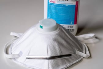 Atemschutzmaske und Desinfektionsmittel (Symbolbild): Aus mehreren Berliner Kliniken sind Hygieneartikel gestohlen worden.