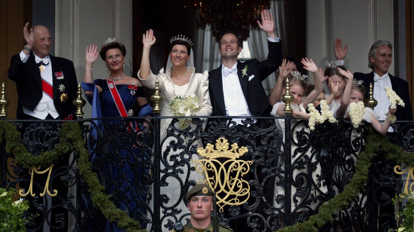 König Harald (l.) bei der Hochzeit von Prinzessin Märtha Louise und Ari Behn.