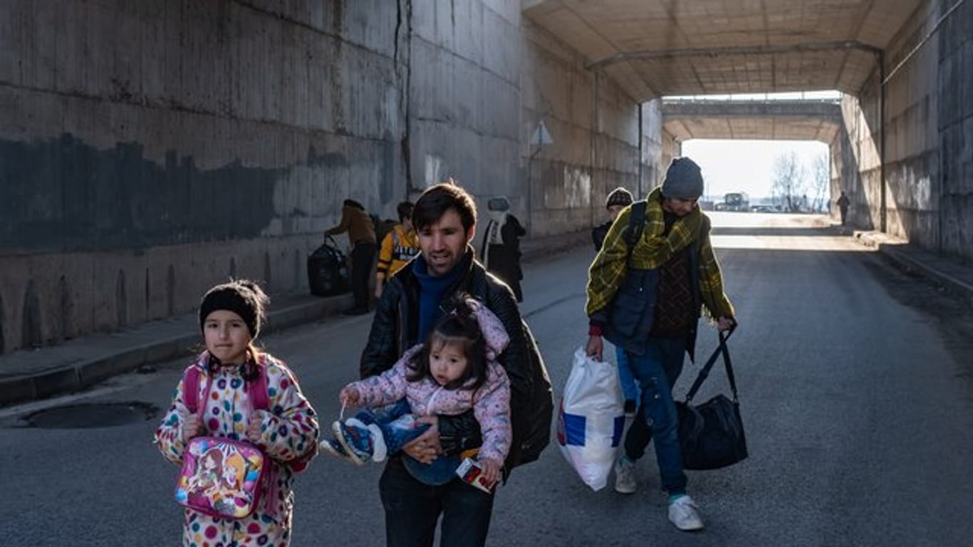 Flüchtlinge sind auf dem Weg zum türkischen Grenzposten Pazarkule, um die Grenze in Richtung Griechenland zu überqueren.