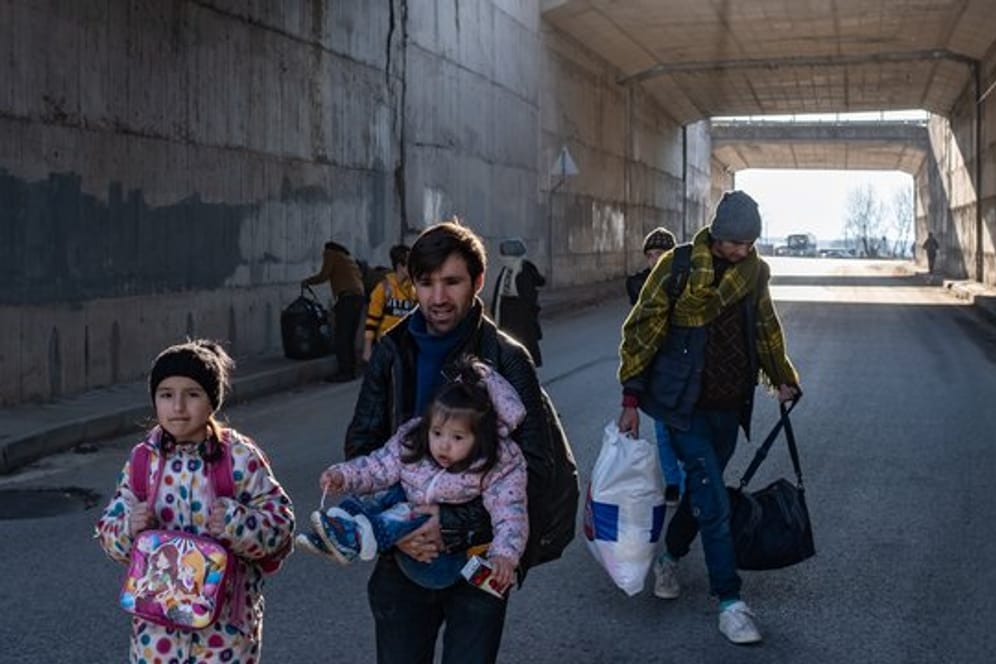 Flüchtlinge sind auf dem Weg zum türkischen Grenzposten Pazarkule, um die Grenze in Richtung Griechenland zu überqueren.