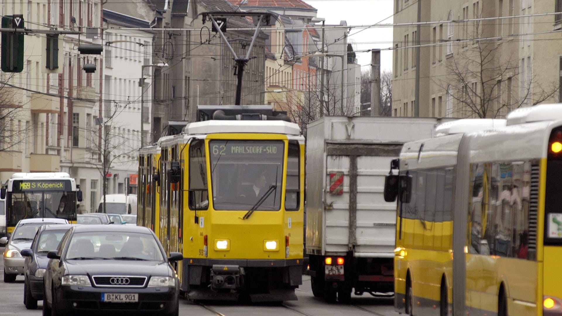 Eine Berliner Straßenbahn der Linie 62: Ein Fußgänger wurde heute durch einen Unfall mit einer Straßenbahn tödlich verletzt.