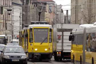Eine Berliner Straßenbahn der Linie 62: Ein Fußgänger wurde heute durch einen Unfall mit einer Straßenbahn tödlich verletzt.