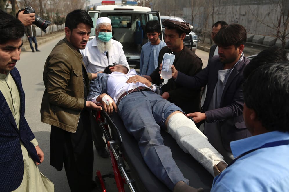 Ein verwundeter Mann wird nach dem Angriff in Kabul von Sanitätern abtransportiert: Bei dem Anschlag sind mehr als 30 Menschen ums Leben gekommen – der Islamische Staat hat die Verantwortung für den Angriff übernommen.