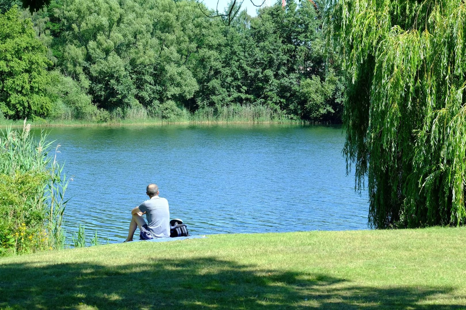 Blick auf den Allersee in Wolfsburg: Hier lässt es sich gut entspannen und im Sommer schwimmen.