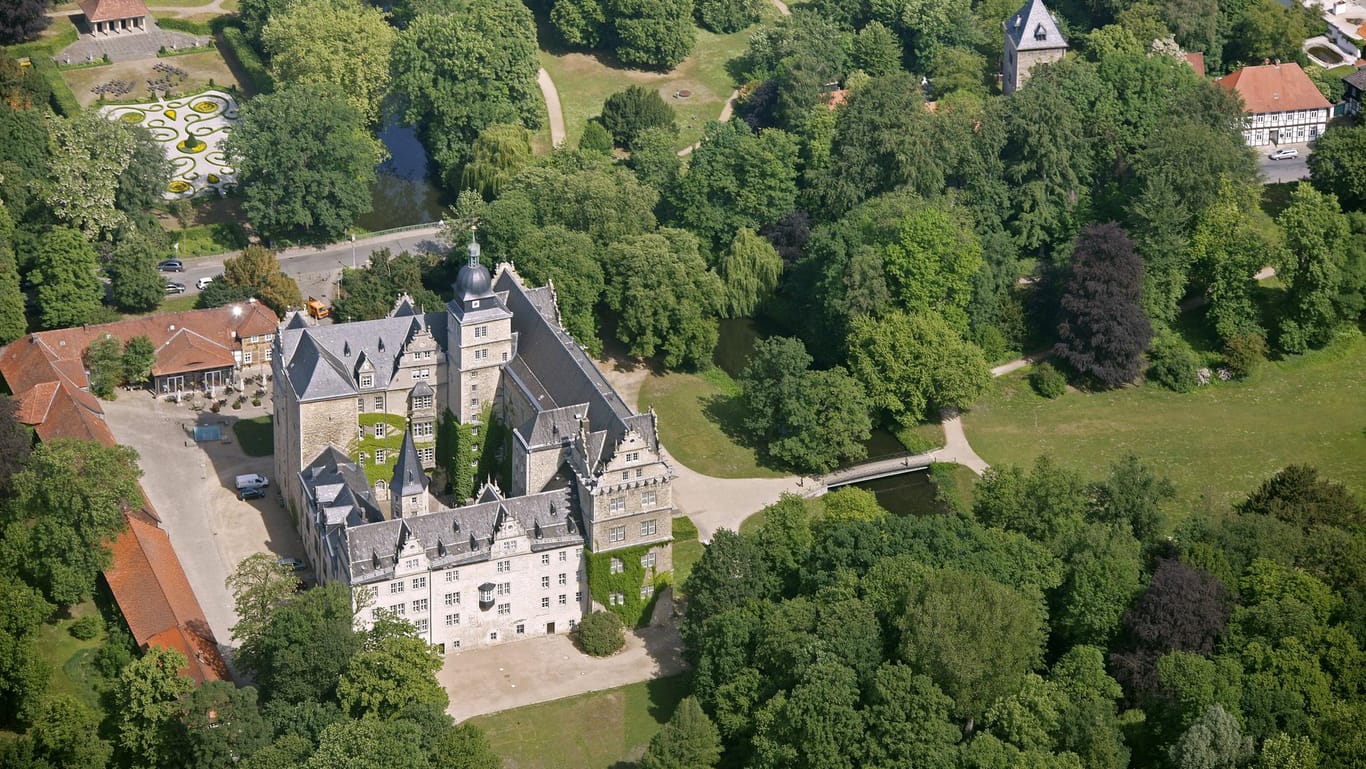 Blick auf das Schloss Wolfsburg im Schlosspark: Die Grünanlage rund um das Schloss ist 26 Hektar groß.