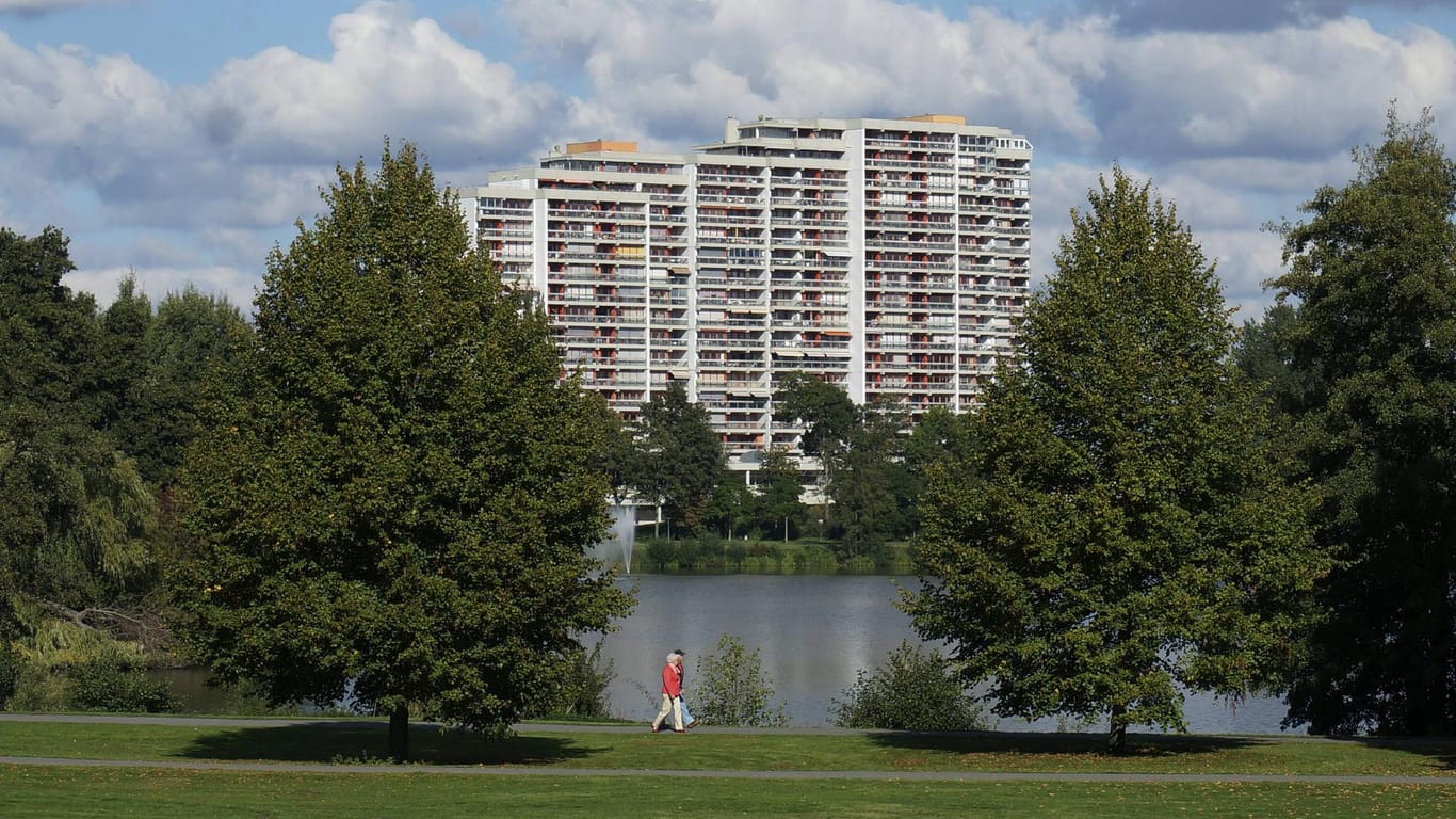 Hochhaus am Großen Schillerteich in Wolfsburg: Das Ufer des Sees lädt zu einem Spaziergang ein.