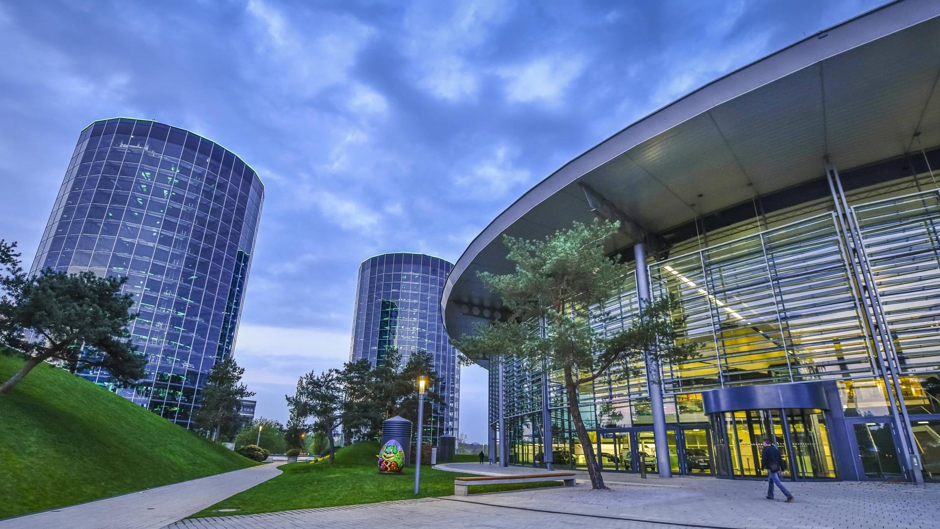 Autotürme im Kundencenter der VW Autostadt in Wolfsburg: Auch hier können Wolfsburger und Besucher im Grünen und am Wasser sitzen.