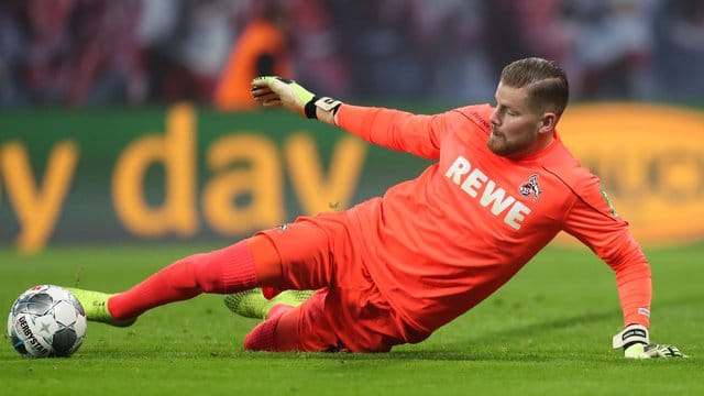 Torwart Timo Horn kann im Auswärtsspiel beim SC Paderborn wieder für den 1.