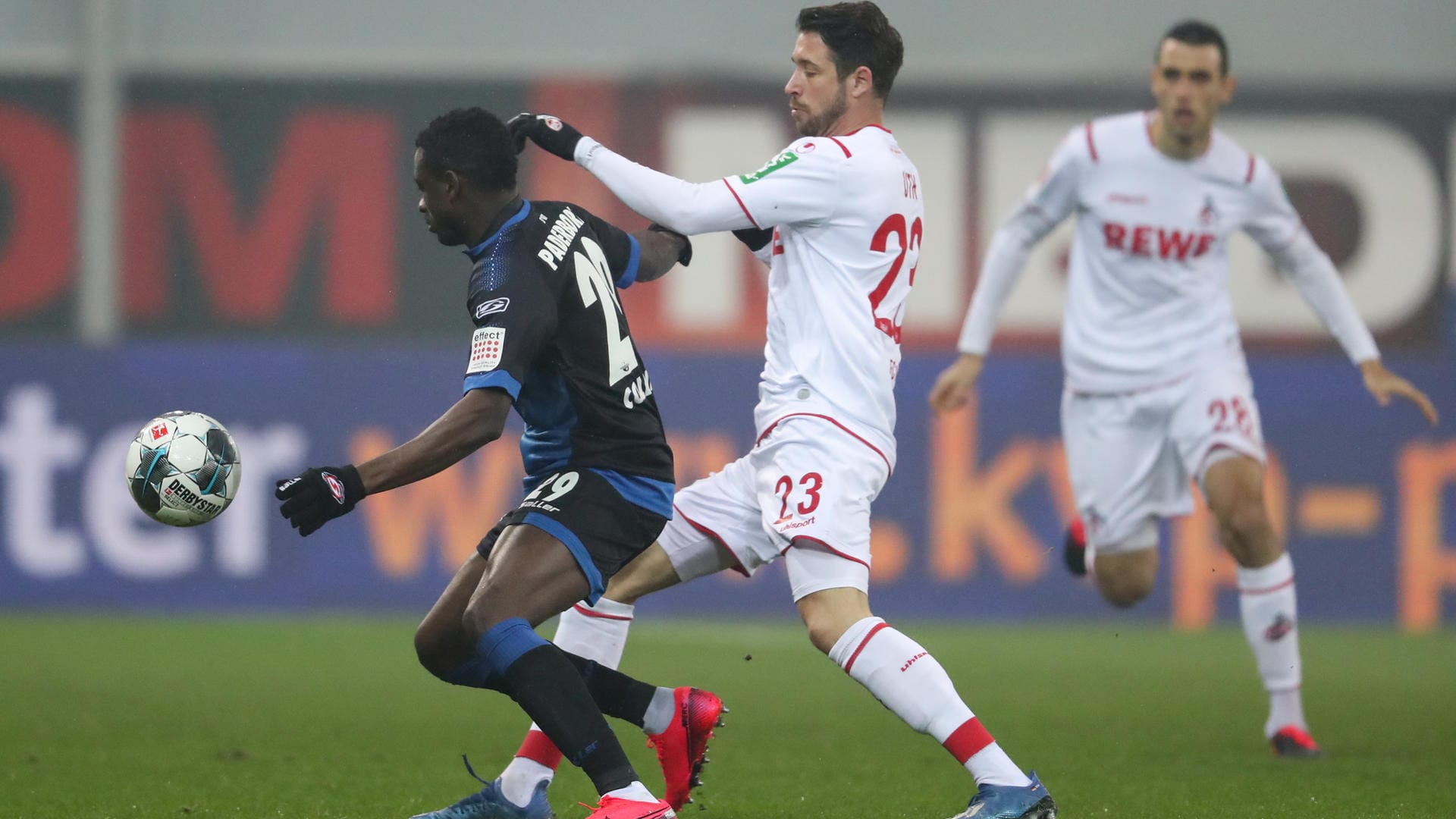 Stellvertretend für eine intensive Partie: Paderborns Jamilu Collins (l.) und Kölns Mark Uth streiten sich um den Ball.