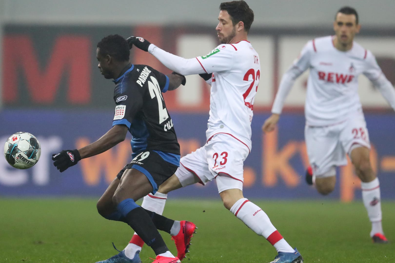 Stellvertretend für eine intensive Partie: Paderborns Jamilu Collins (l.) und Kölns Mark Uth streiten sich um den Ball.