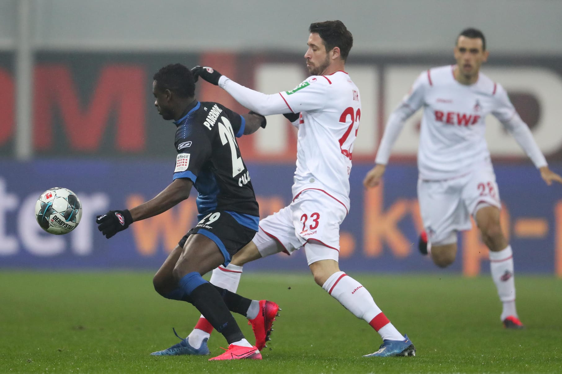 Stellvertretend für eine intensive Partie: Paderborns Jamilu Collins (l.) und Kölns Mark Uth streiten sich um den Ball.