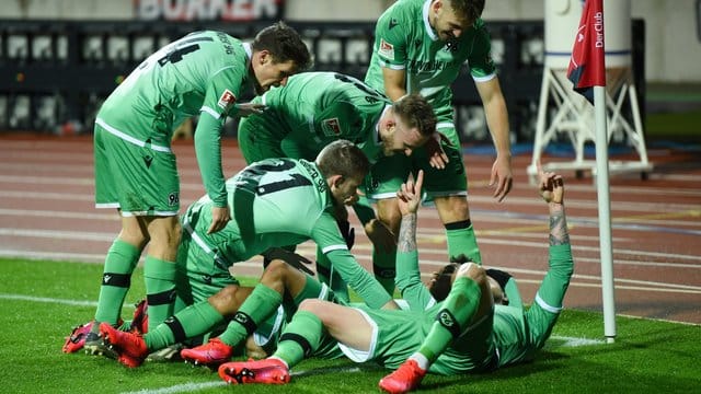 Die Hannover Spieler feiern den 2:0-Treffer von Linton Maina (verdeckt). Die Hannover Spieler feiern den 2:0-Treffer von Linton Maina (verdeckt).