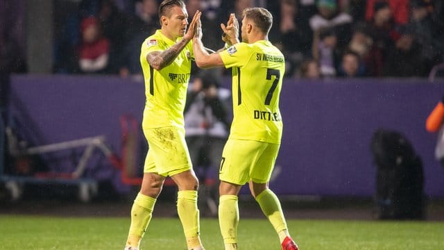 Wiesbadens Manuel Schäffler (l) jubelt nach dem ersten seiner drei Tore gegen den VfL Osnabrück. Wiesbadens Manuel Schäffler (l) jubelt nach dem ersten seiner drei Tore gegen den VfL Osnabrück.