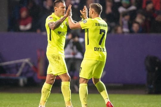 Wiesbadens Manuel Schäffler (l) jubelt nach dem ersten seiner drei Tore gegen den VfL Osnabrück.