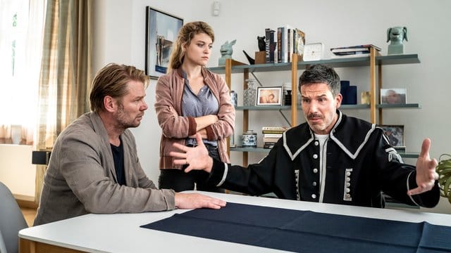 Hauptkommissar Winkler (Kai Scheve, l) und Kommissarin Szabo (Lara Mandoki) befragen Peter Wiese (Tim Bergmann), der seine Orchesteruniform trägt. Hauptkommissar Winkler (Kai Scheve, l) und Kommissarin Szabo (Lara Mandoki) befragen Peter Wiese (Tim Bergmann), der seine Orchesteruniform trägt.