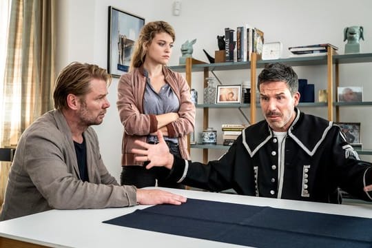 Hauptkommissar Winkler (Kai Scheve, l) und Kommissarin Szabo (Lara Mandoki) befragen Peter Wiese (Tim Bergmann), der seine Orchesteruniform trägt.