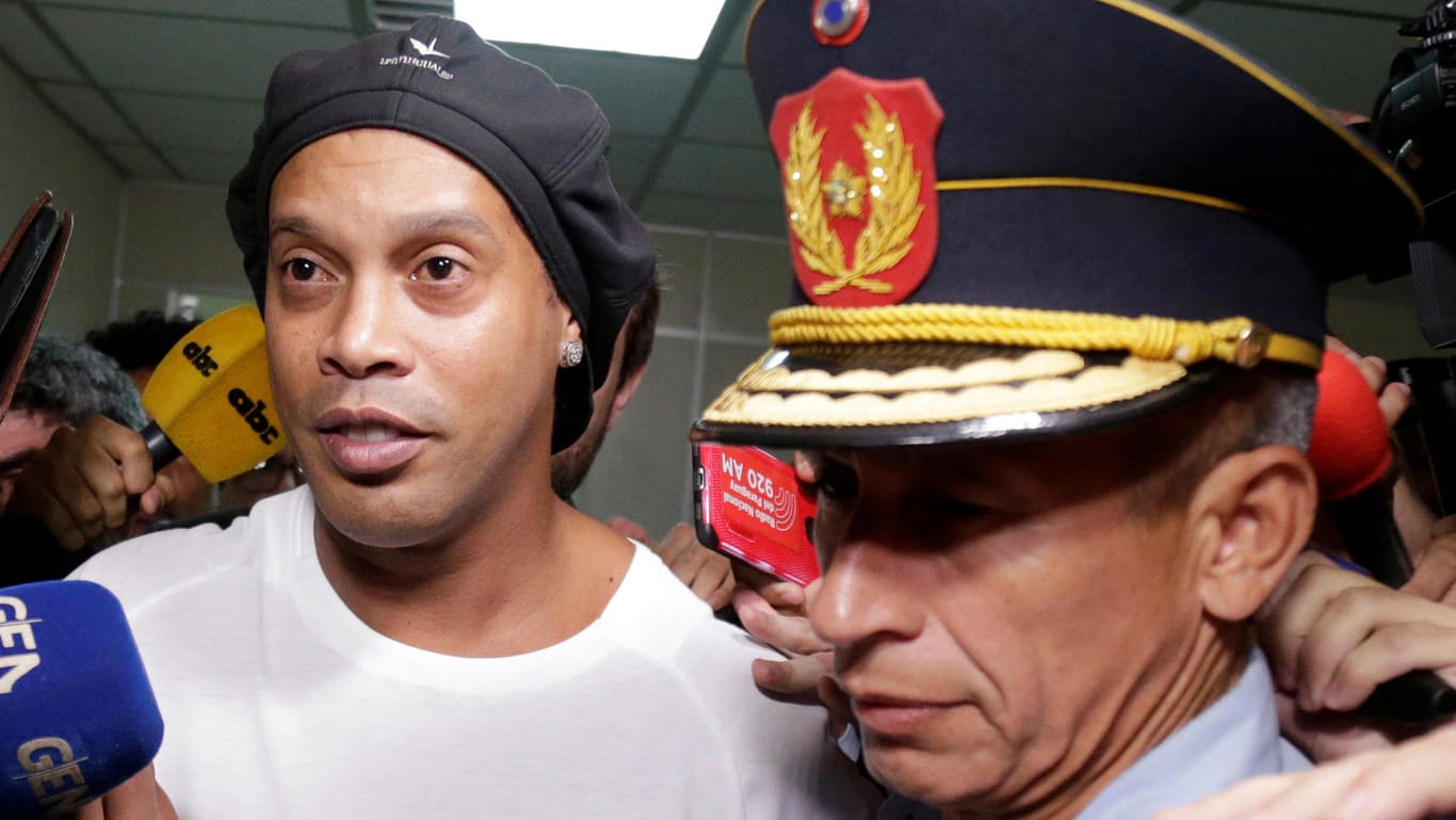 Ronaldinho verlässt nach seiner Festnahme in Paraguay ein Gericht.