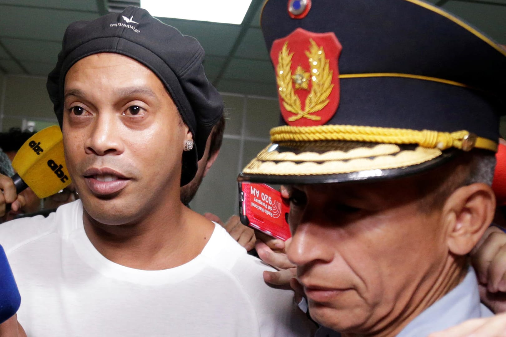 Ronaldinho verlässt nach seiner Festnahme in Paraguay ein Gericht.