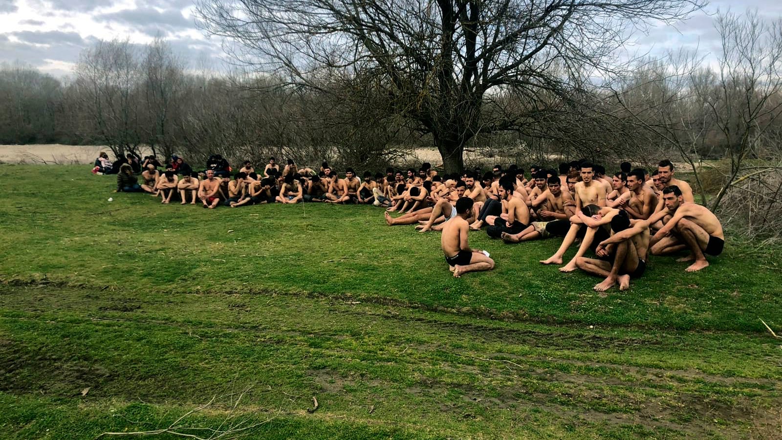 Dieses von der türkischen Nachrichtenagentur IHA zur Verfügung gestellte Foto soll eine Gruppe Migranten nahe der türkisch-griechischen Grenze in Uzunköprü, Edirne, zeigen. Nach Aussagen der Agentur wurden die Migranten von griechischen Sicherheitskräften in die Türkei zurückgeschickt, nachdem ihnen angeblich die Kleidung abgenommen wurden.