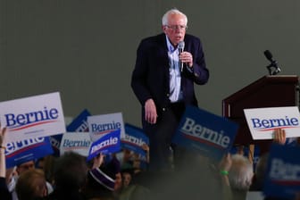 Eine Wahlveranstaltung von Bernie Sanders in den USA wird von einem Mann mit NS-Flagge gestört.