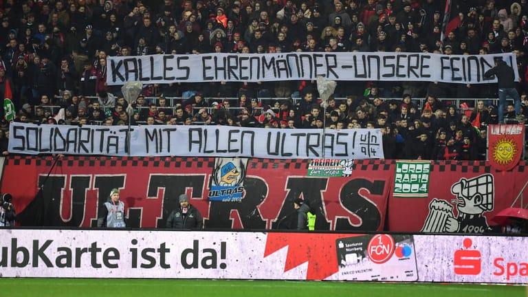 Zeigten Plakate gegen Bayern-Boss Rummenigge: Die Nürnberg-Fans gegen Hannover 96.