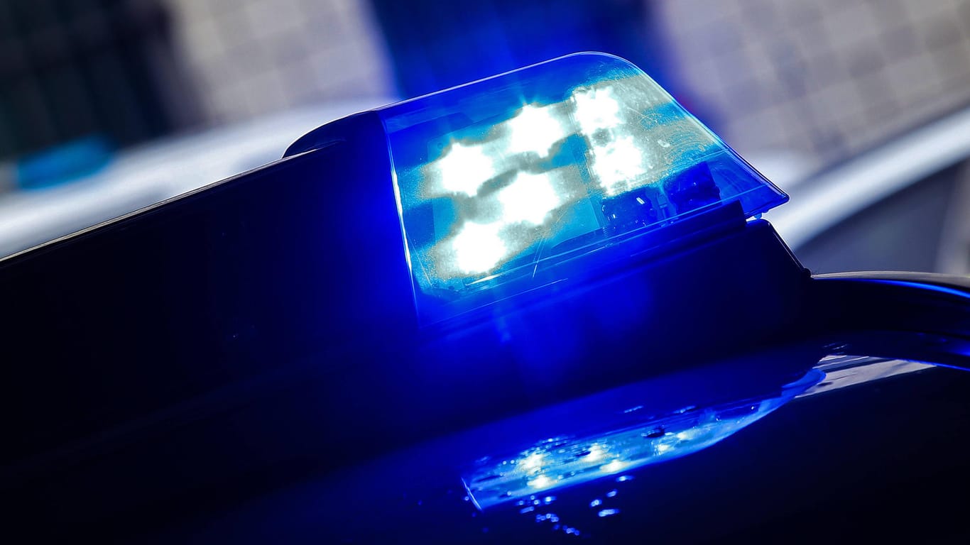 Einsatzfahrzeug mit Blaulicht: In Magdeburg ist eine Frau getötet worden. (Symbolbild)