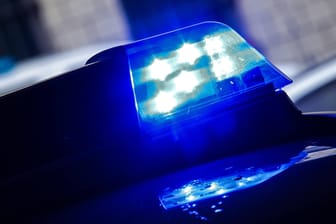 Einsatzfahrzeug mit Blaulicht: In Magdeburg ist eine Frau getötet worden. (Symbolbild)