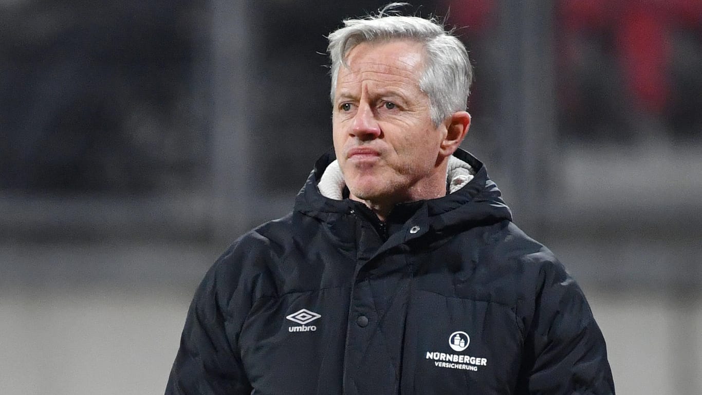 Zeigte sich nach dem Spiel gegen Hannover erschüttert über die Vorfälle: Nürnberg-Trainer Jens Keller.