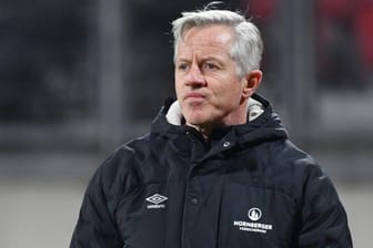 Zeigte sich nach dem Spiel gegen Hannover erschüttert über die Vorfälle: Nürnberg-Trainer Jens Keller.