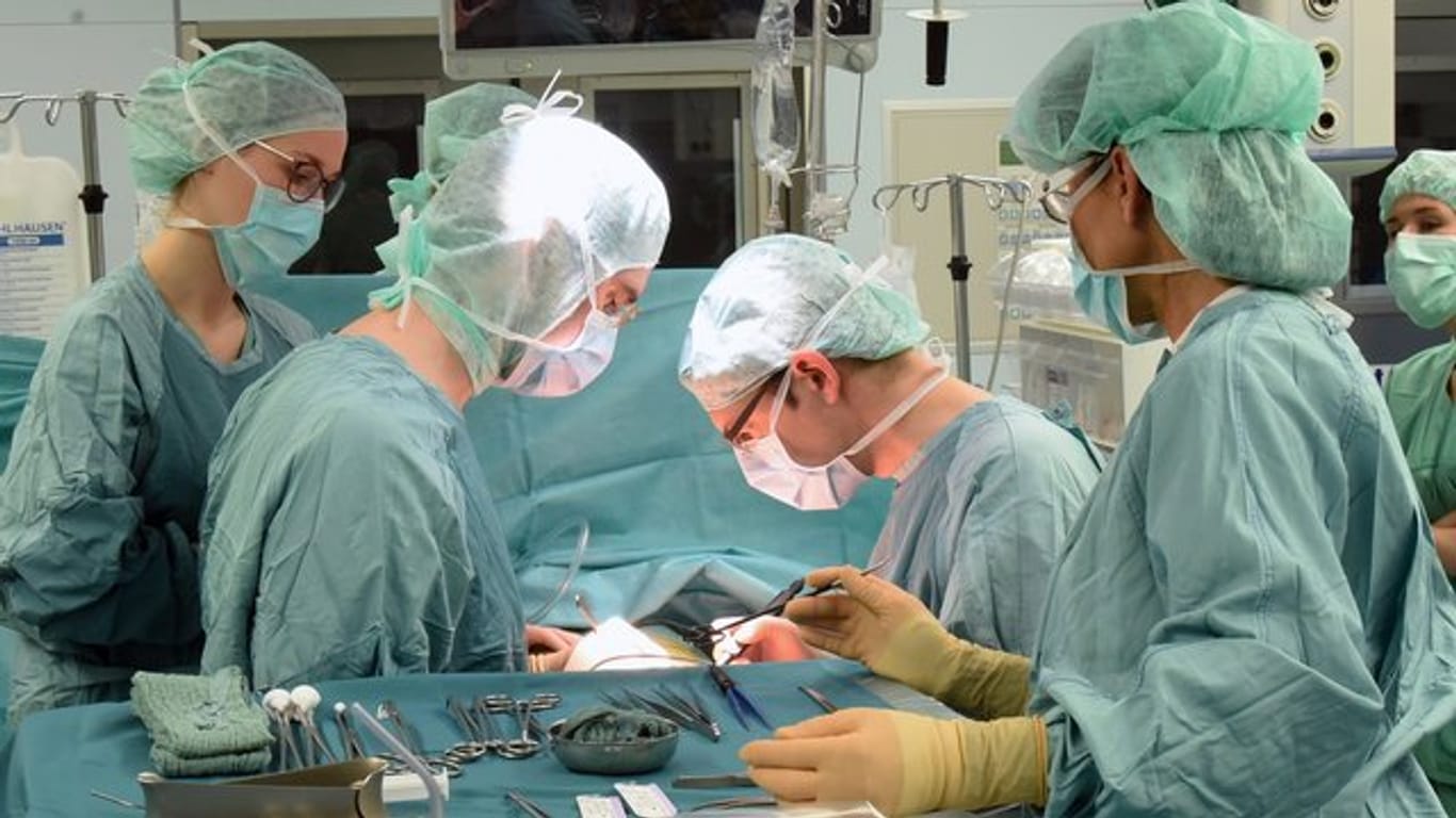 Zwei Ärzte (Mitte) im Transplantationszentrum am Universitätsklinikum Leipzig während einer Operation.