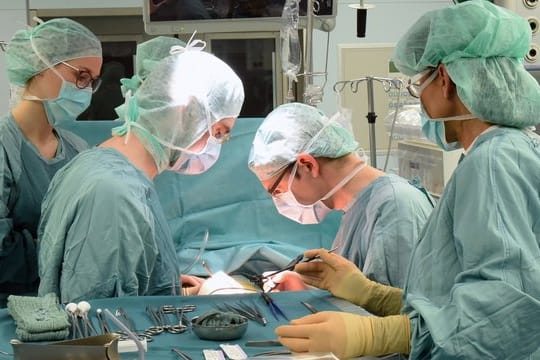 Zwei Ärzte (Mitte) im Transplantationszentrum am Universitätsklinikum Leipzig während einer Operation.