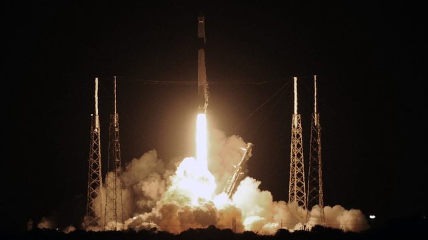 Eine SpaceX Falcon-9-Rakete startet in Cape Canaveral in Florida zur ISS - mit dem privaten "Dragon"-Raumfrachter.